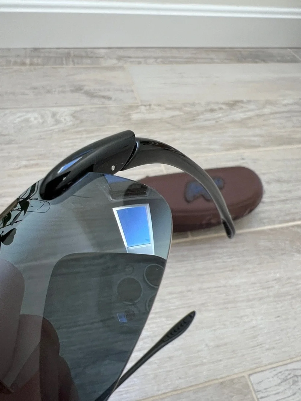 Maui Jim Sport Sunglasses with Brown Hard Case - Picture 3 of 8